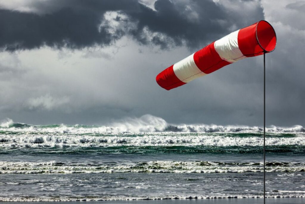 Cielo minaccioso con temporali in arrivo e brusco calo delle temperature in Italia