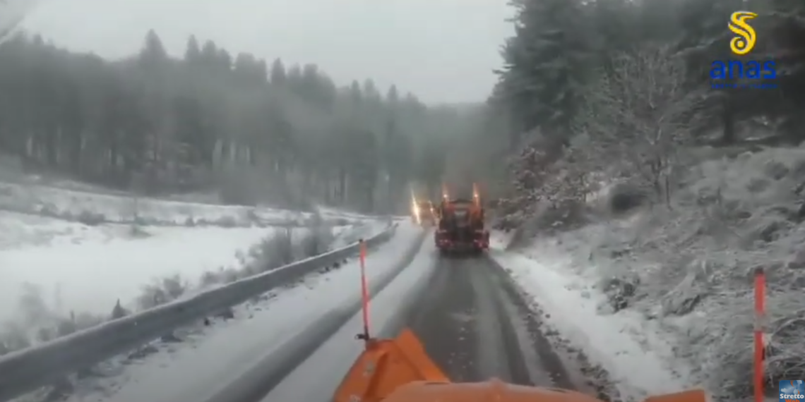 VIDEO: Neve in Calabria, le immagini dei mezzi Anas sulla Sila e sull’A2