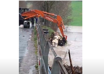 VIDEO ALLUVIONE ER: Rimozione di legna dal fiume Lamone a Brisighella