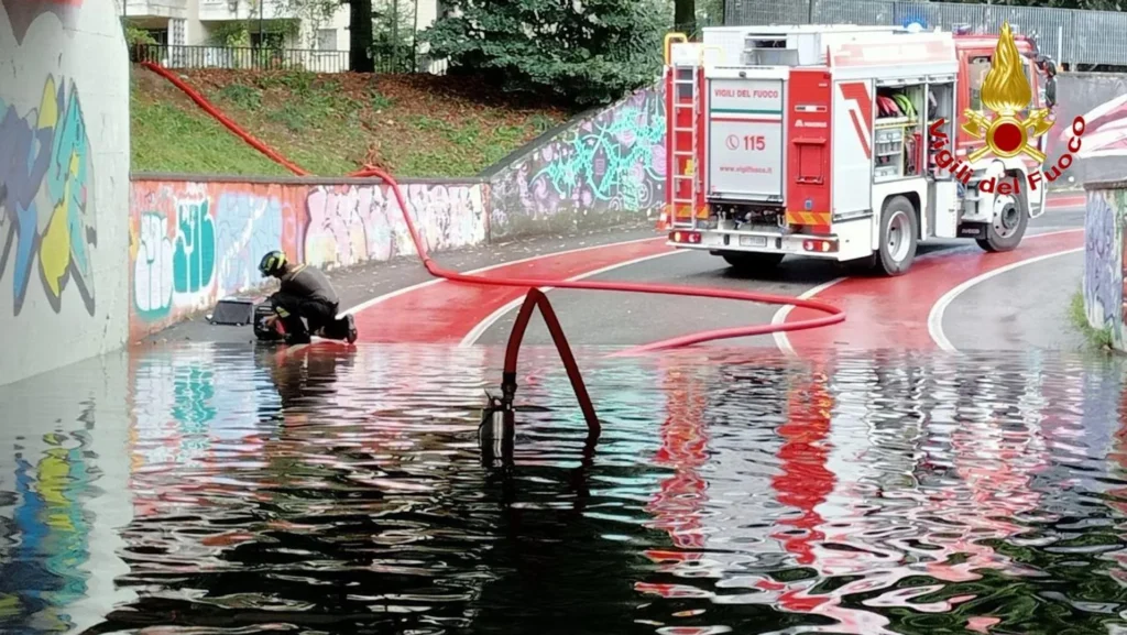 temporale estivo in Italia con strade allagate e alberi piegati dal vento