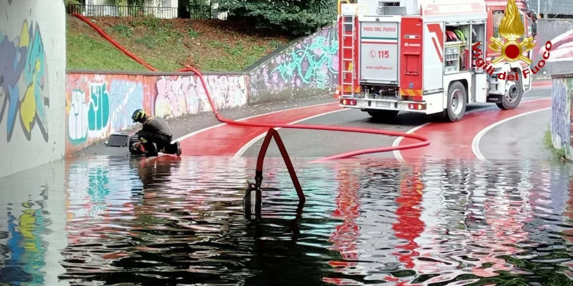 temporale estivo in Italia con strade allagate e alberi piegati dal vento