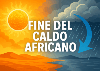Illustrazione orizzontale con grande sole arancione e paesaggio desertico sulla sinistra, freccia blu verso destra che indica pioggia, nuvole scure e un paesaggio più fresco, con la scritta “Fine del caldo africano” in primo piano.