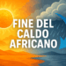 Illustrazione orizzontale con grande sole arancione e paesaggio desertico sulla sinistra, freccia blu verso destra che indica pioggia, nuvole scure e un paesaggio più fresco, con la scritta “Fine del caldo africano” in primo piano.