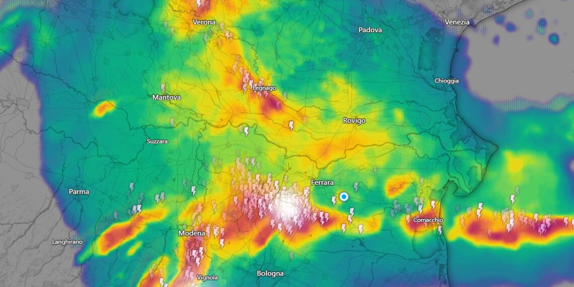 Intenso sistema temporalesco a mesoscala sta colpendo Emilia-Romagna e Veneto